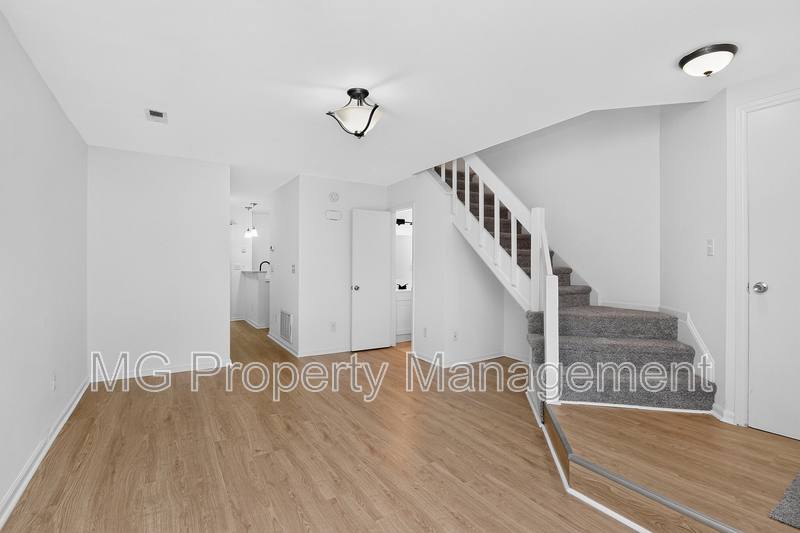 6107 Windsor Gate Lane, Charlotte, NC 28215 - Townhouse for Rent - Image 3