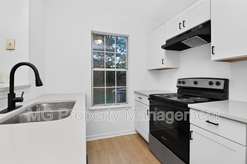 6107 Windsor Gate Lane, Charlotte, NC 28215 - Townhouse for Rent - Image 7
