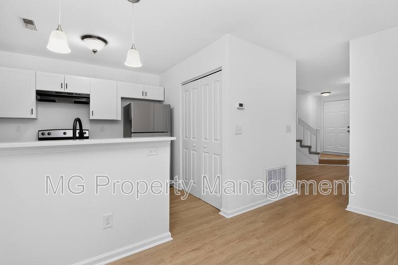 6107 Windsor Gate Lane, Charlotte, NC 28215 - Townhouse for Rent - Image 9