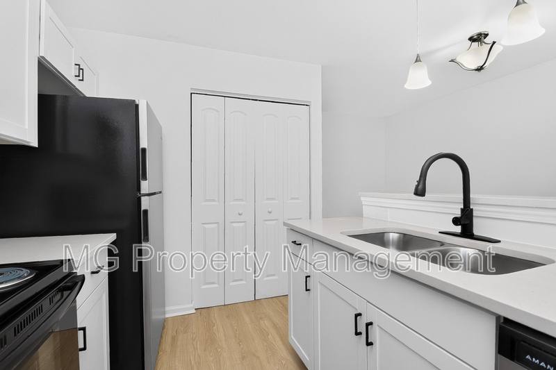 6107 Windsor Gate Lane, Charlotte, NC 28215 - Townhouse for Rent - Image 8