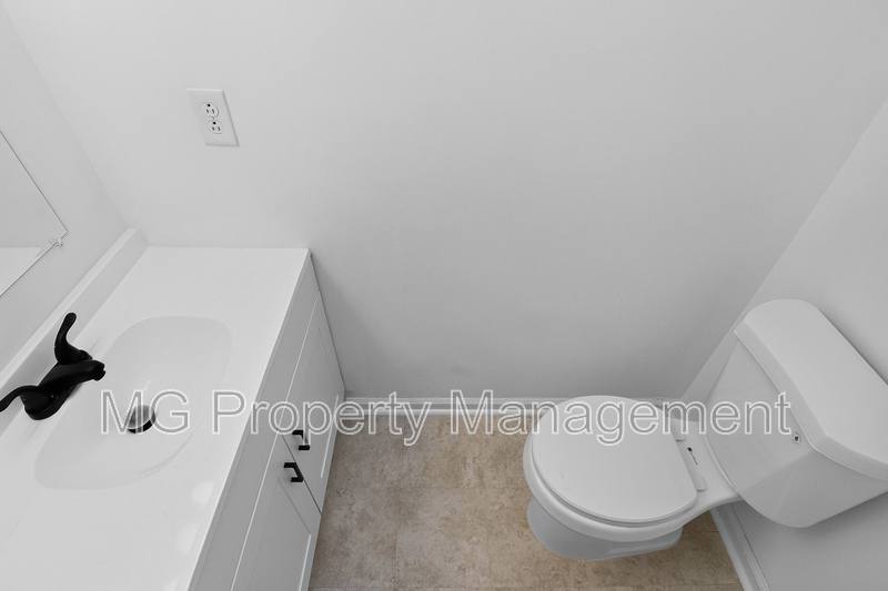 6107 Windsor Gate Lane, Charlotte, NC 28215 - Townhouse for Rent - Image 10