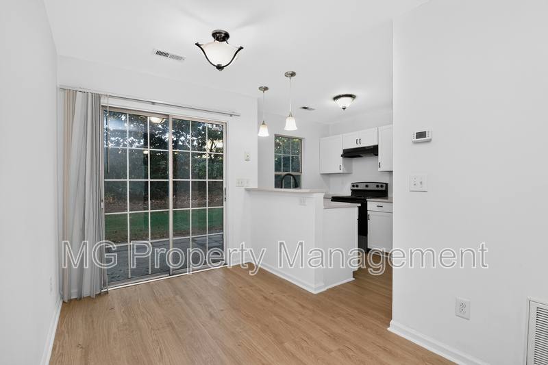 6107 Windsor Gate Lane, Charlotte, NC 28215 - Townhouse for Rent - Image 5