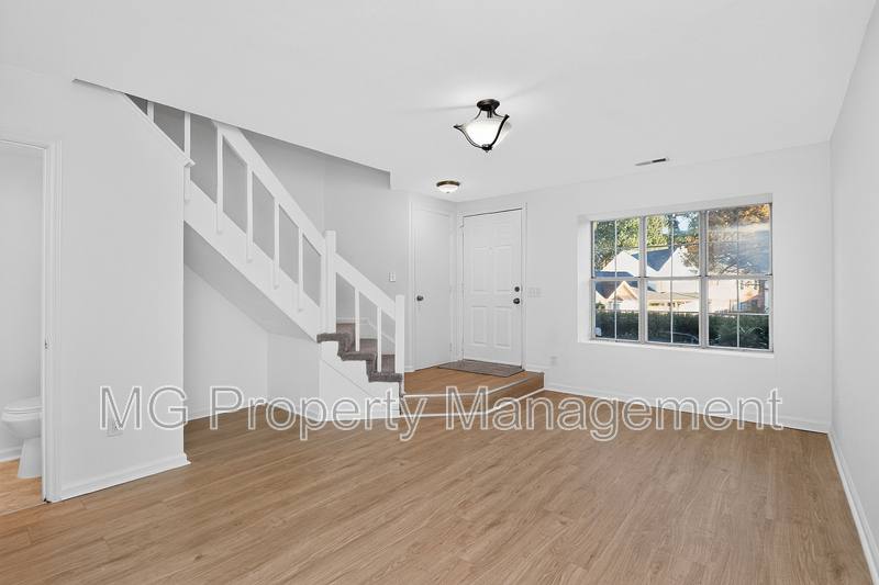 6107 Windsor Gate Lane, Charlotte, NC 28215 - Townhouse for Rent - Image 4