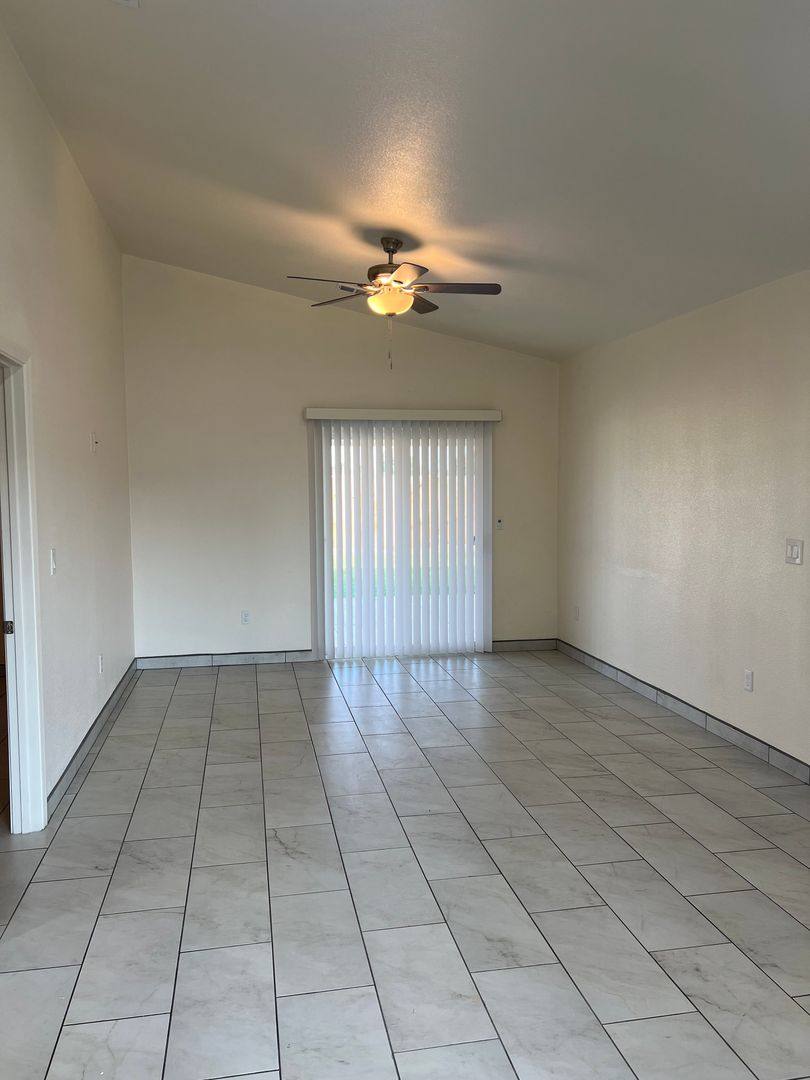 1177 Eva Donna St #A, Parlier, CA 93648 - House for Rent - Image 8