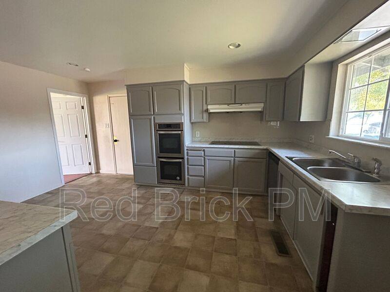 917 W 6th St, Merced, CA 95341 - House for Rent - Image 4
