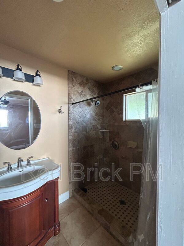 917 W 6th St, Merced, CA 95341 - House for Rent - Image 10