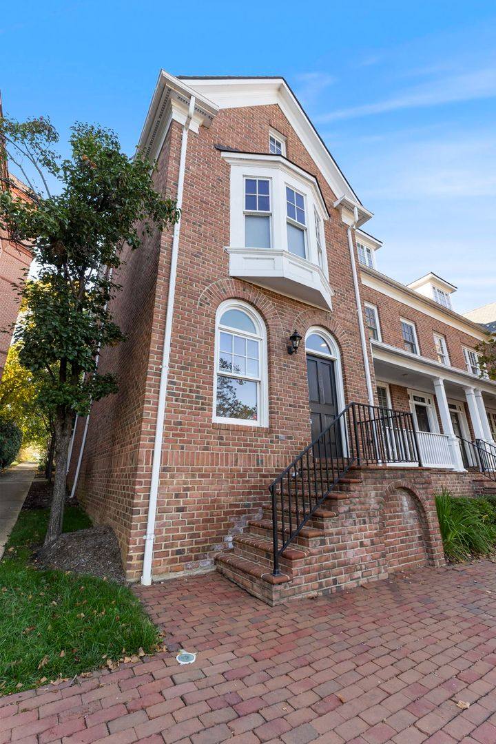 Townhouse for rent at 952 N Washington St, Alexandria, VA 22314