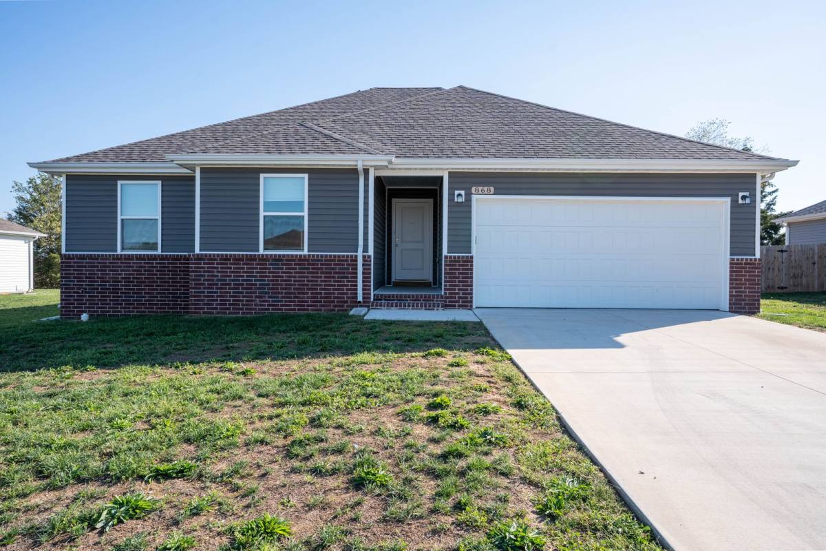 House for rent at 868 W Navajo St, Republic, MO 65738