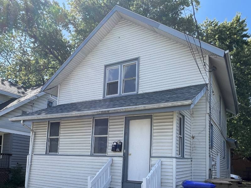 6920 13th Ave, Upper Unit, Kenosha, WI 53143 - Townhouse for Rent