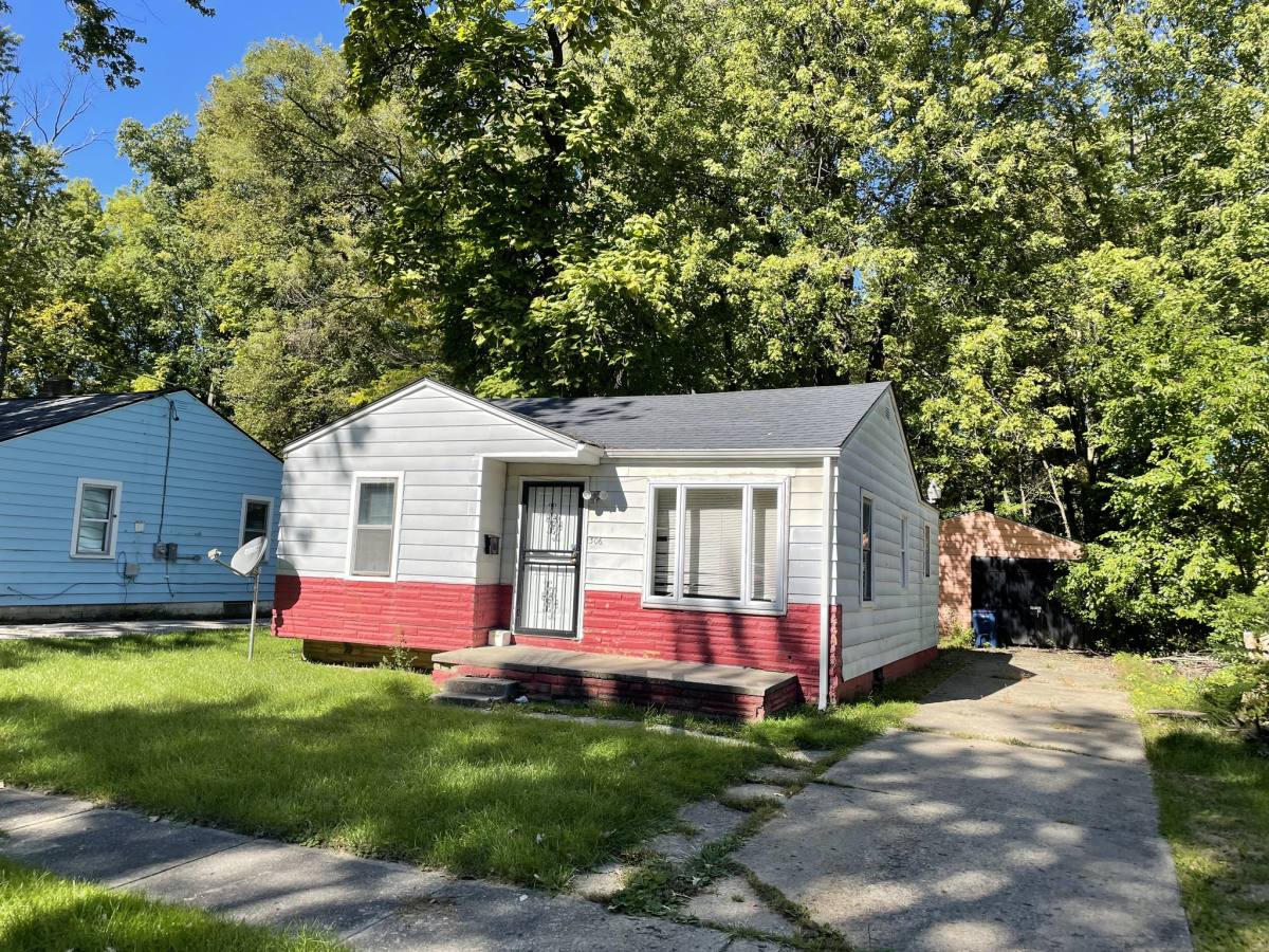 House for rent at 306 W Gracelawn Ave, Flint, MI 48505