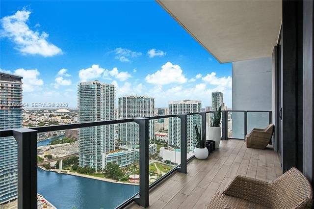 68 SE 6th St, Miami, FL 33131 - Apartment for Rent