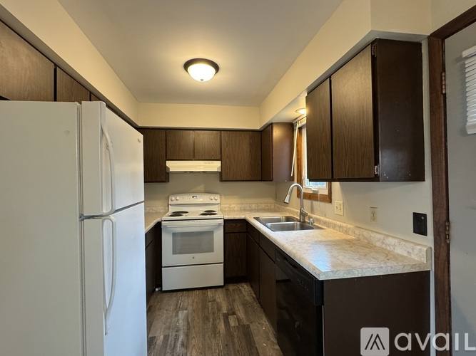 135 N Willson Dr, Altoona, WI 54720 - Townhouse for Rent - Image 2