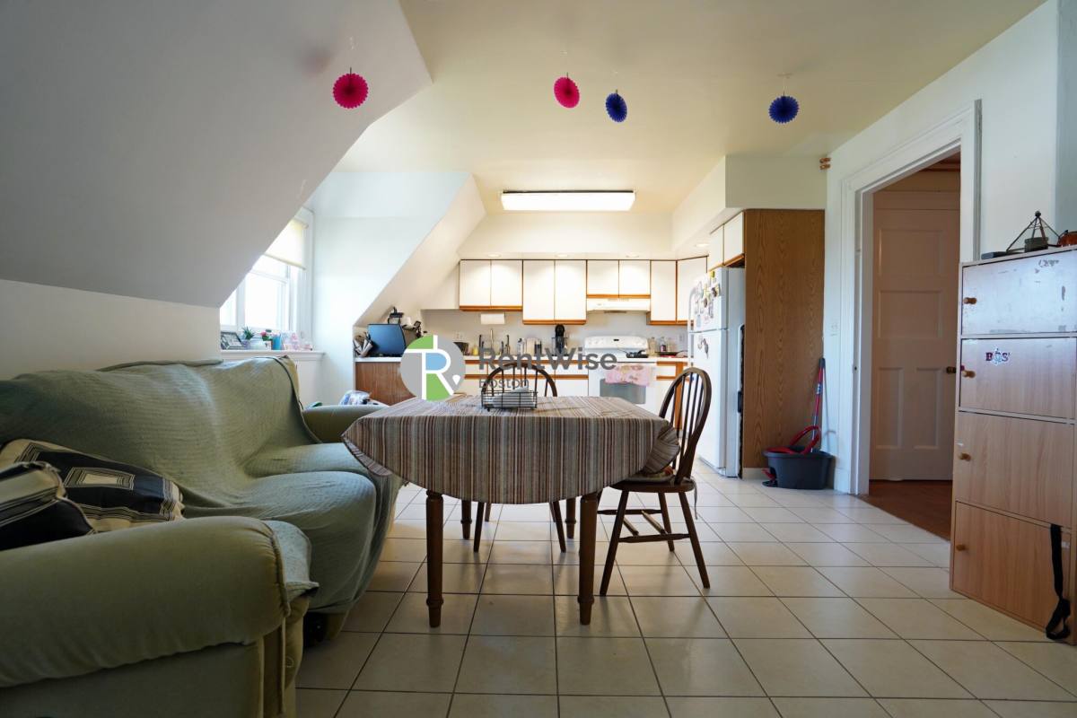 25 Garrison Rd #3, Brookline, MA 02446 - Apartment for Rent - Image 2