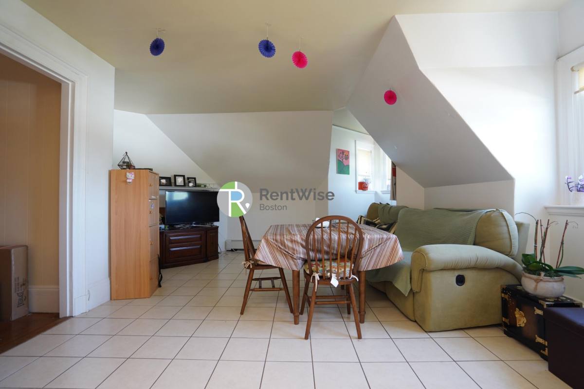 25 Garrison Rd #3, Brookline, MA 02446 - Apartment for Rent
