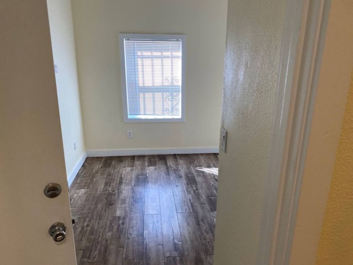 327 W 45th St #2A, Los Angeles, CA 90037 - Apartment for Rent - Image 2
