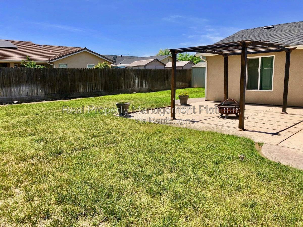5884 E Kaviland Ave, Fresno, CA 93727 - House for Rent - Image 9