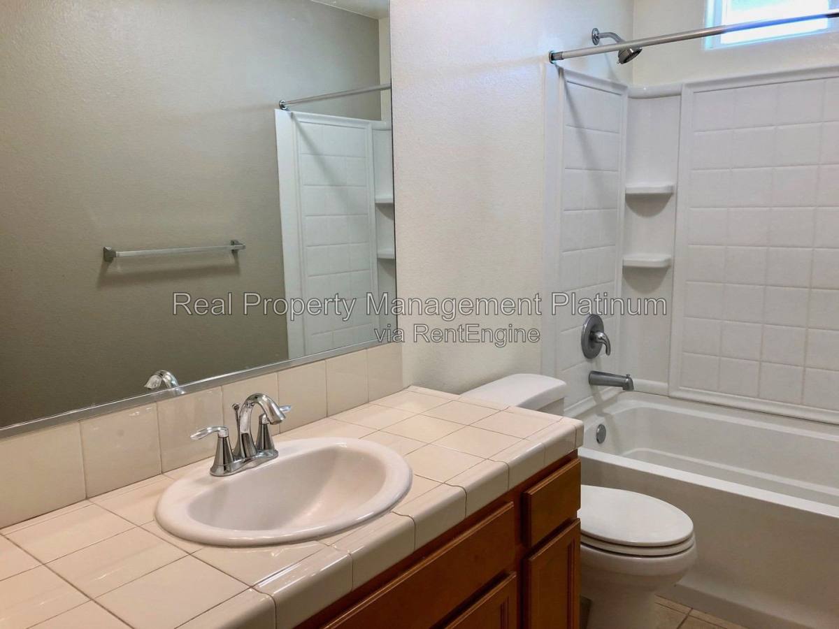 5884 E Kaviland Ave, Fresno, CA 93727 - House for Rent - Image 12