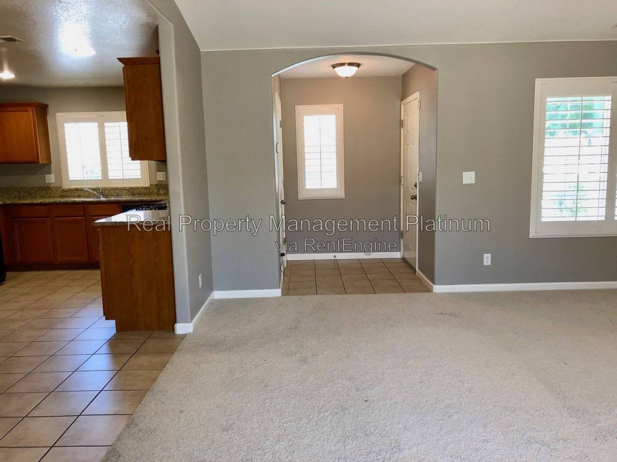 5884 E Kaviland Ave, Fresno, CA 93727 - House for Rent - Image 4
