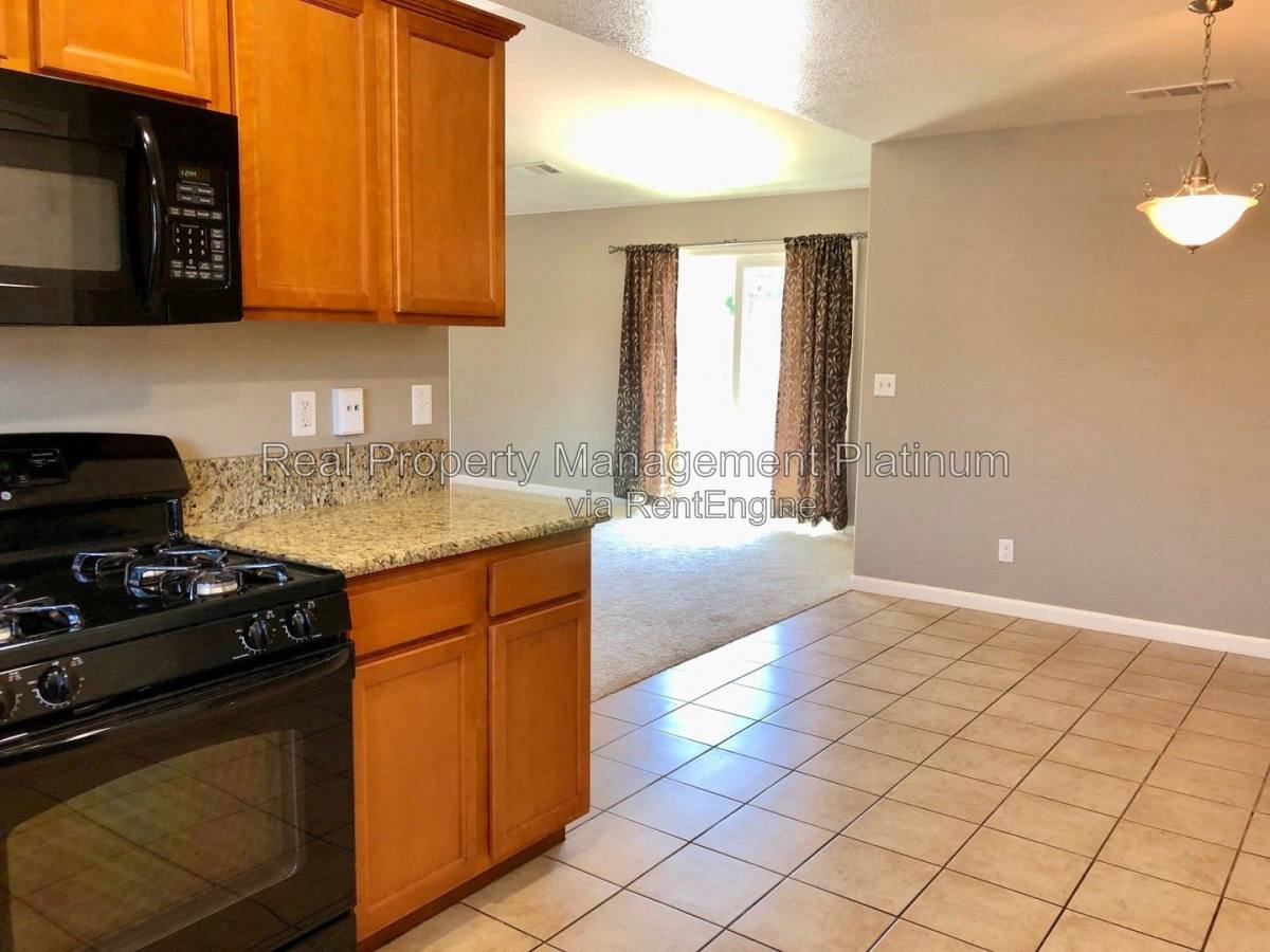 5884 E Kaviland Ave, Fresno, CA 93727 - House for Rent - Image 10