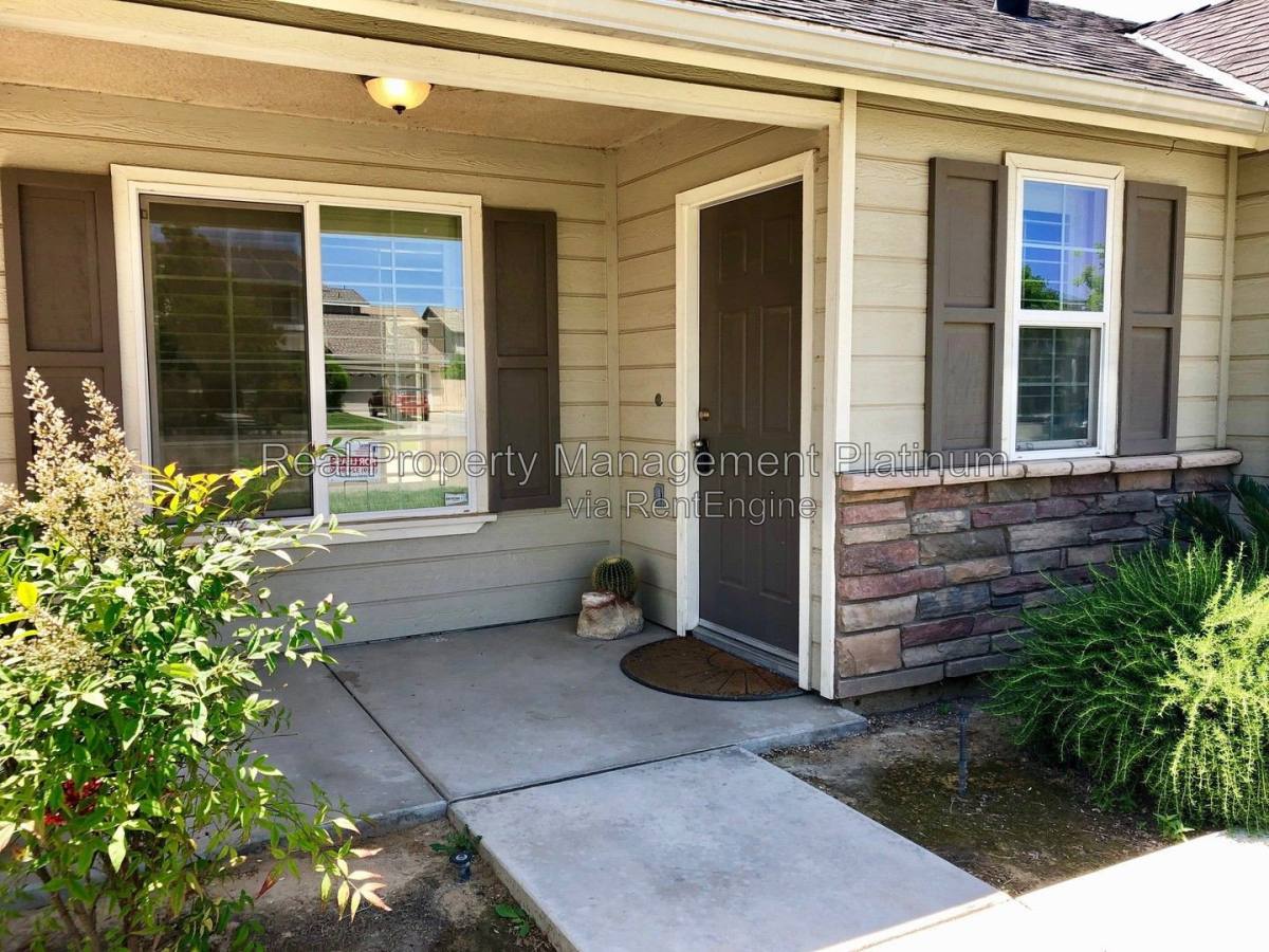 5884 E Kaviland Ave, Fresno, CA 93727 - House for Rent - Image 2
