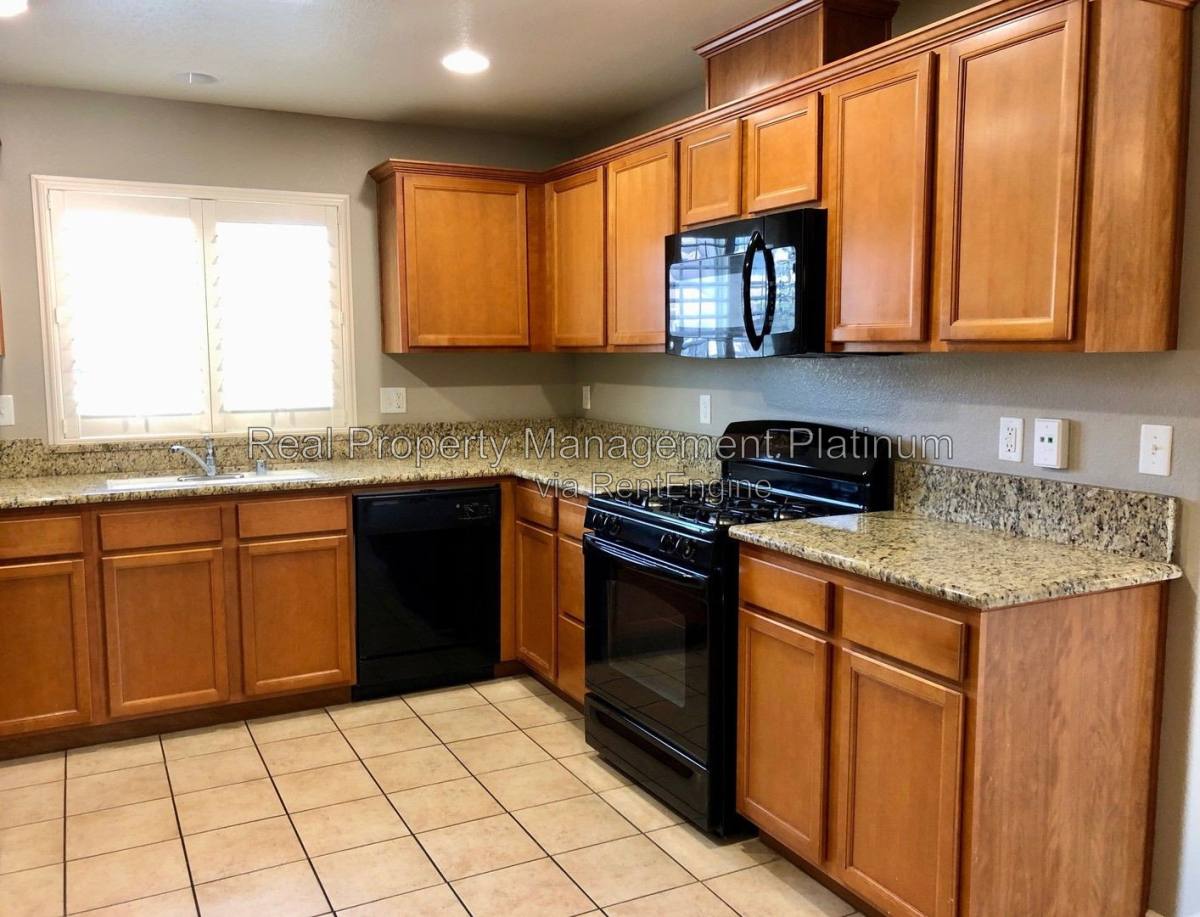 5884 E Kaviland Ave, Fresno, CA 93727 - House for Rent - Image 5