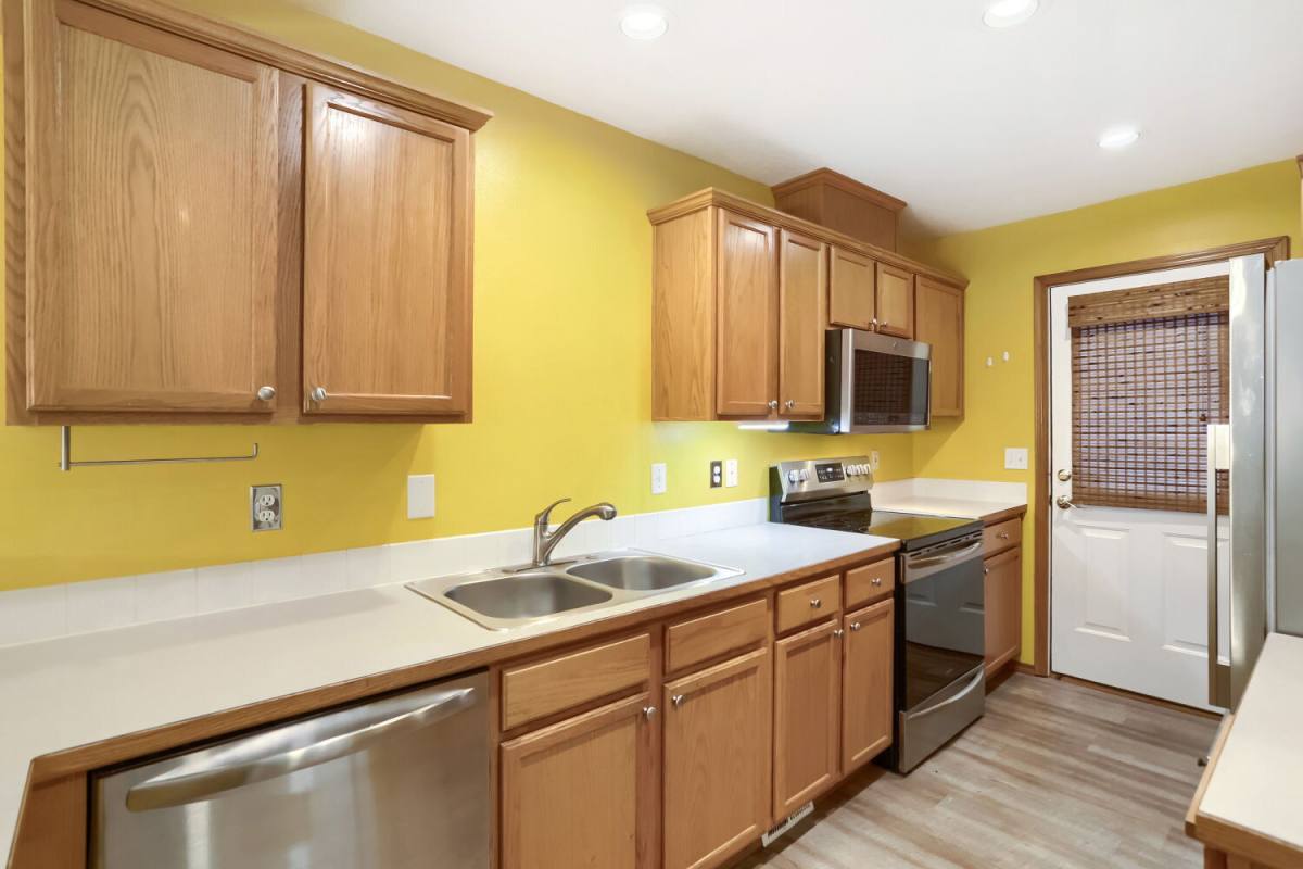 10324 NE Fargo St, Portland, OR 97220 - Townhouse for Rent - Image 3