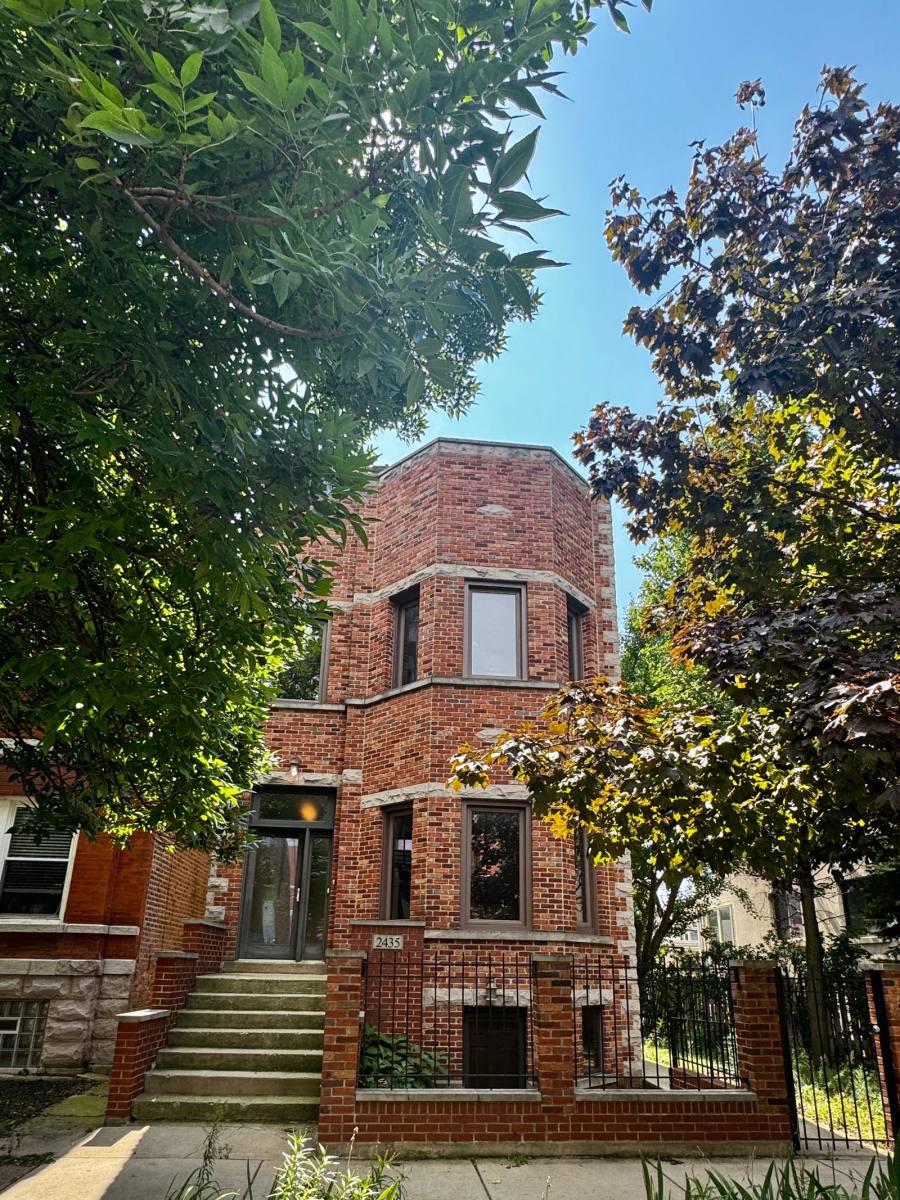 Apartment for rent at 2435 W Superior St, Chicago, IL 60612