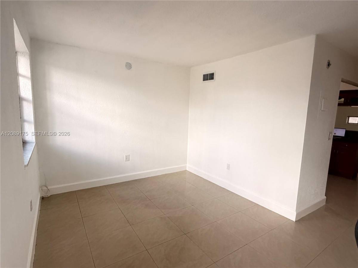 10962 SW 4th St, Miami, FL 33174 - Apartment for Rent - Image 2