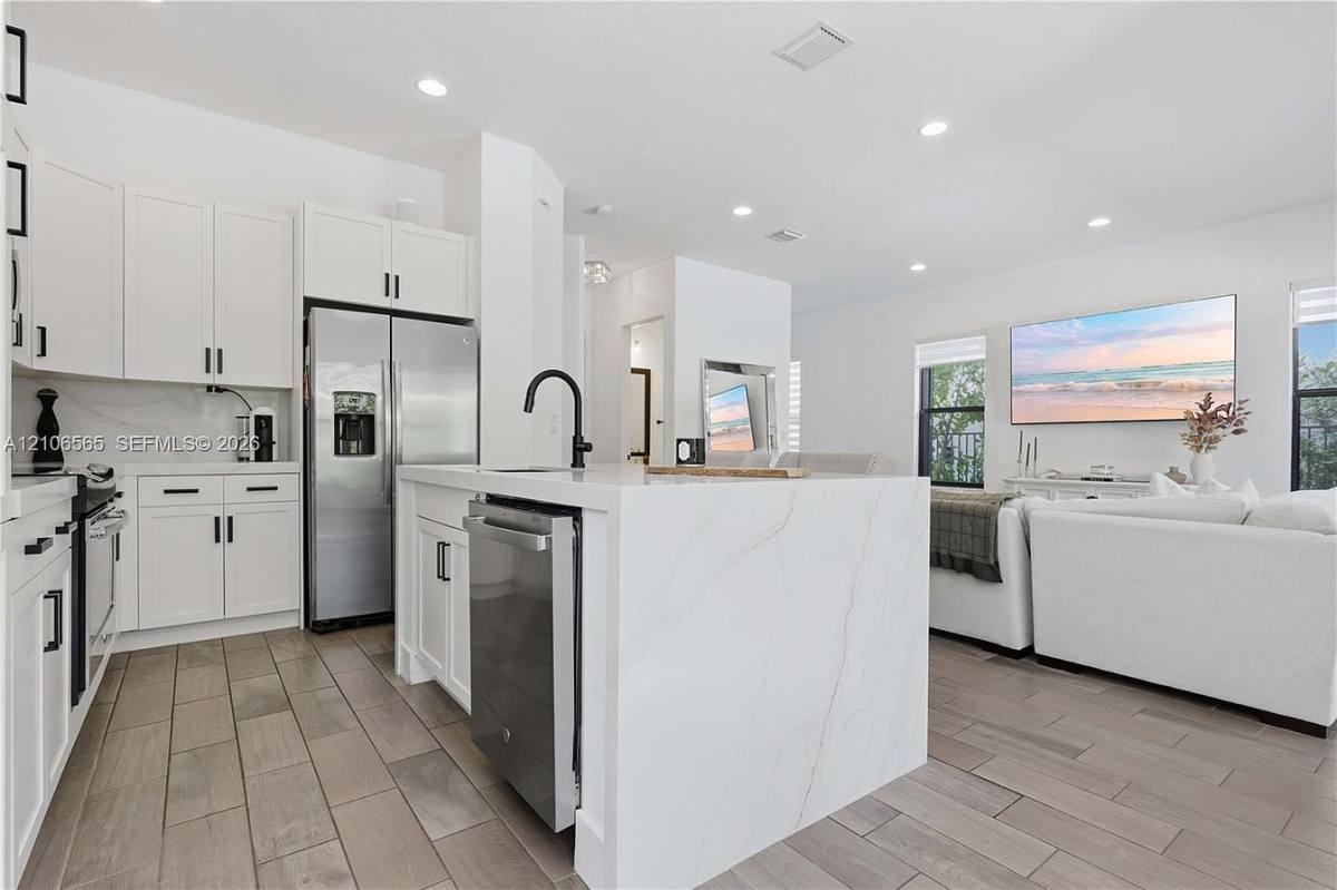 9806 W 34th Court, Hialeah, FL 33018 - House for Rent - Image 4