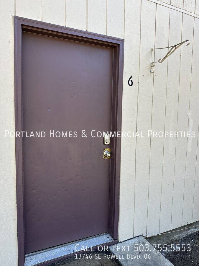13746 SE Powell Blvd #6, Portland, OR 97236 - Apartment for Rent - Image 2