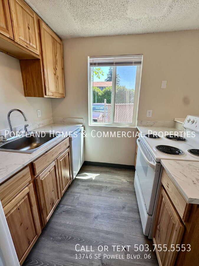 13746 SE Powell Blvd #6, Portland, OR 97236 - Apartment for Rent - Image 8