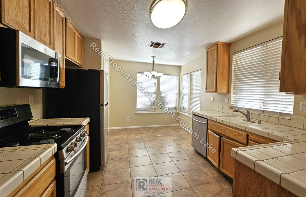 8237 Adelbert Way, Elk Grove, CA 95624 - House for Rent - Image 4