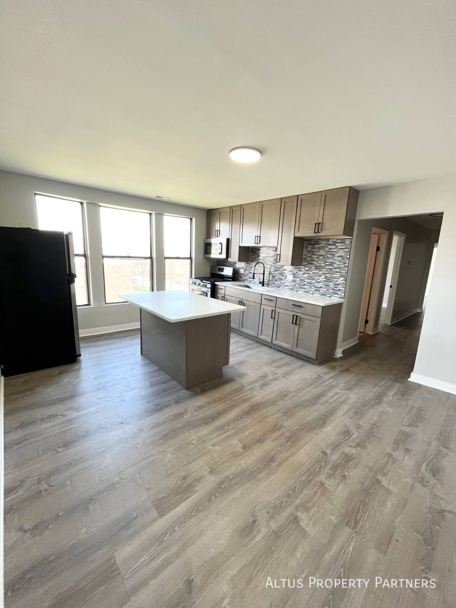 Apartment for rent at 4034 S Prairie Ave #3N, Chicago, IL 60653