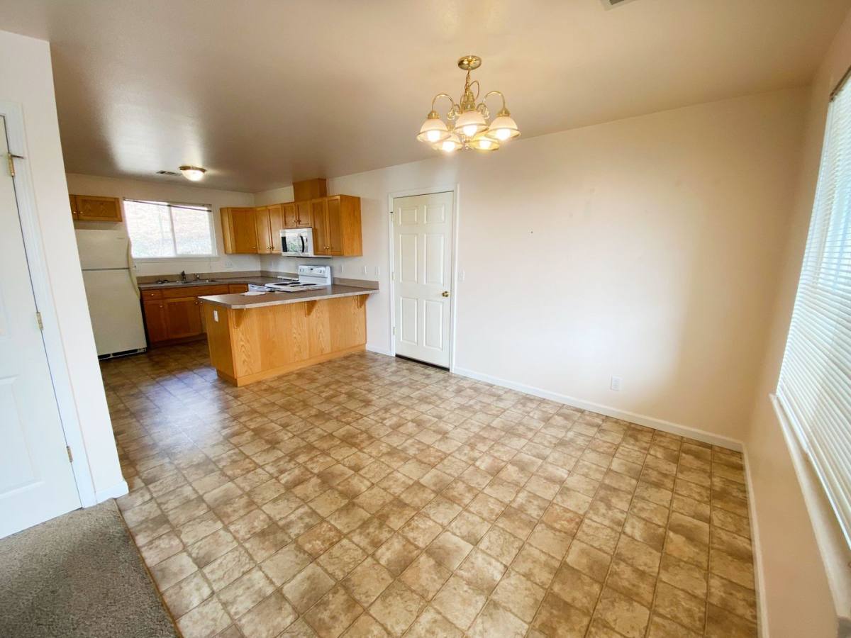 1920 & 1922 NE Commercial Ave, Roseburg, OR 97470 - Apartment for Rent - Image 5