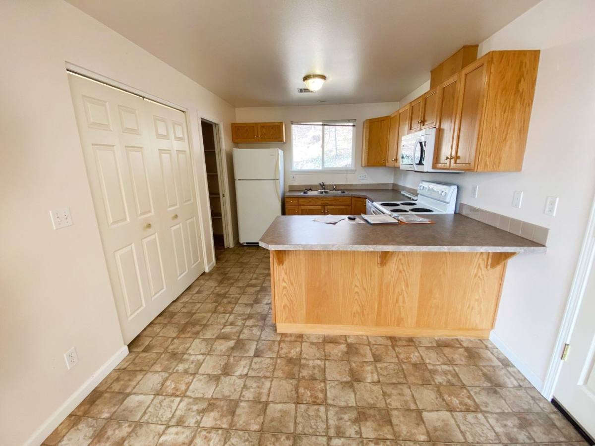 1920 & 1922 NE Commercial Ave, Roseburg, OR 97470 - Apartment for Rent - Image 6