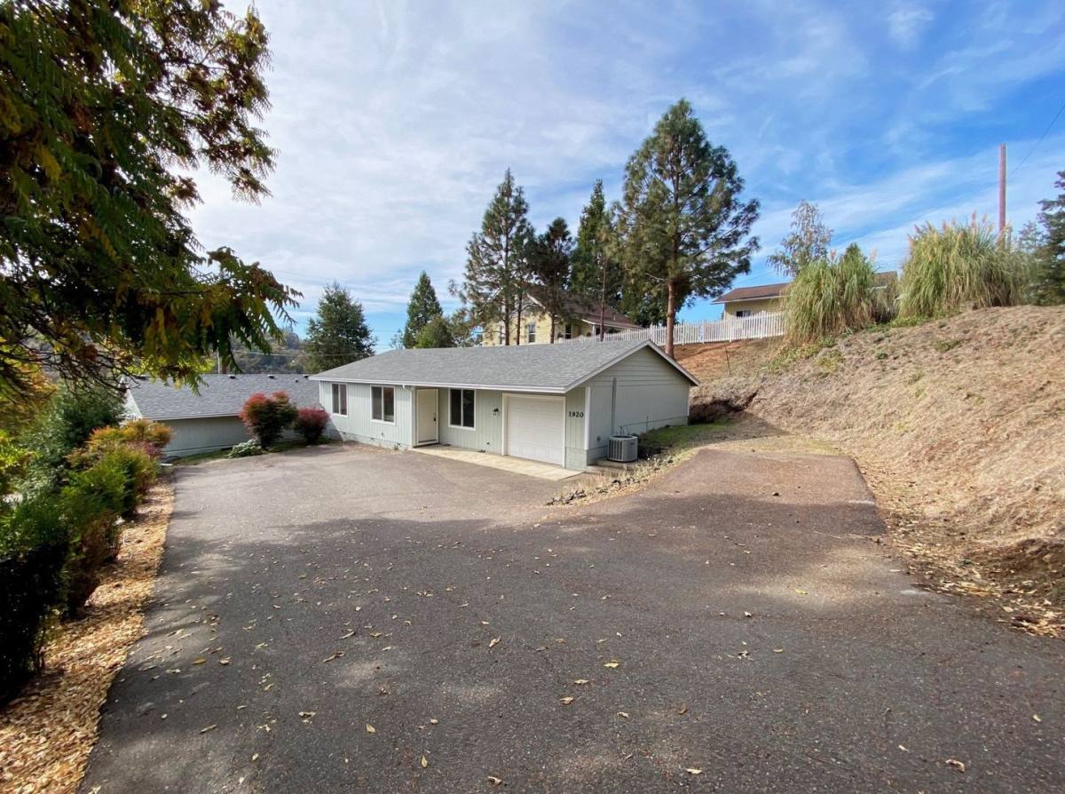 1920 & 1922 NE Commercial Ave, Roseburg, OR 97470 - Apartment for Rent - Image 1