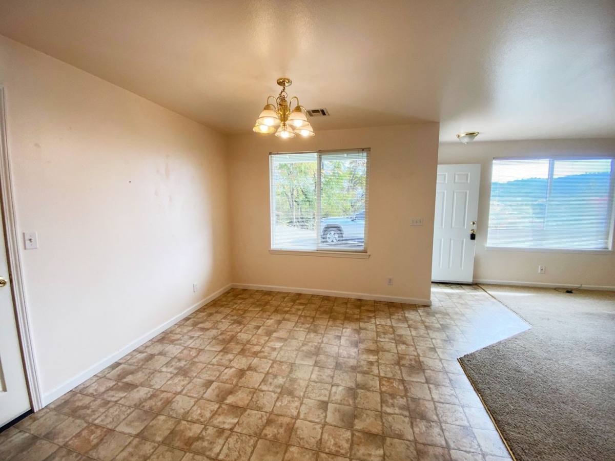 1920 & 1922 NE Commercial Ave, Roseburg, OR 97470 - Apartment for Rent - Image 8