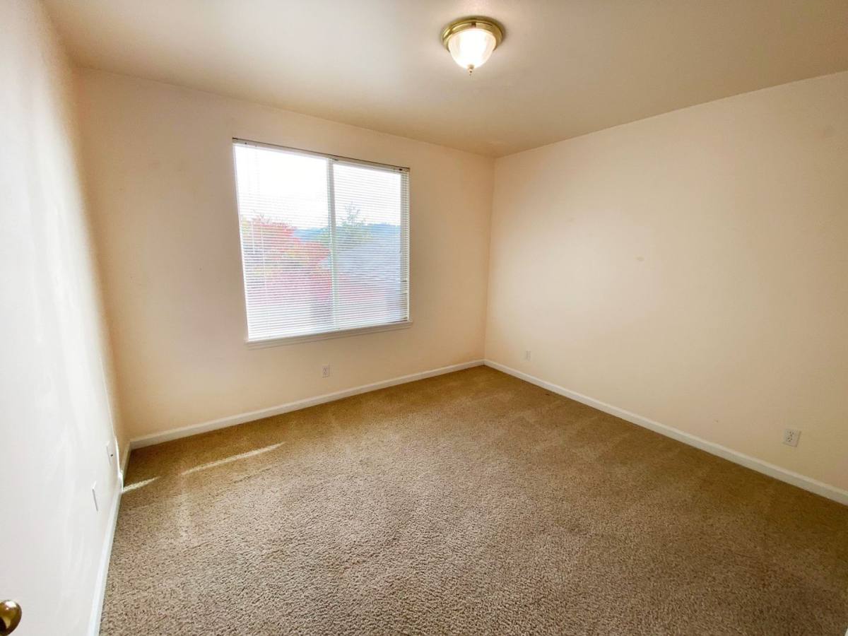1920 & 1922 NE Commercial Ave, Roseburg, OR 97470 - Apartment for Rent - Image 9