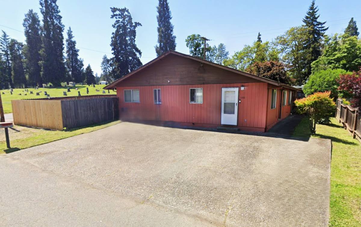 Apartment for rent at 1076 & 1078 NW Hicks St, Roseburg, OR 97470