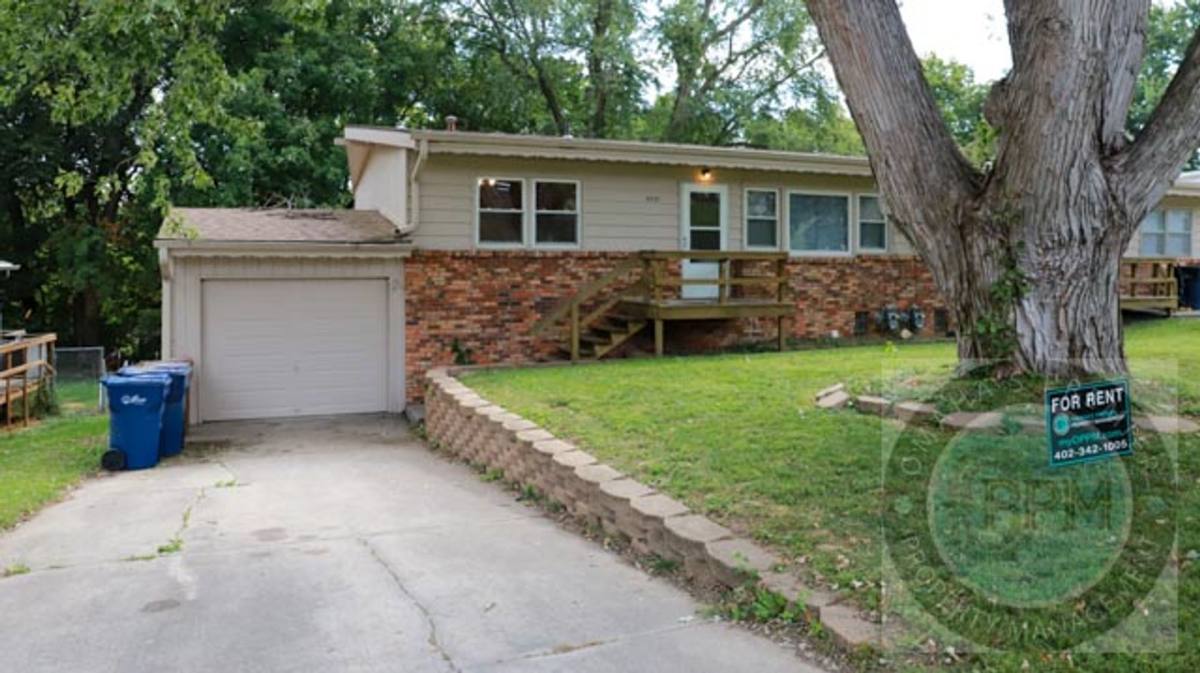 Apartment for rent at 8307 S 38th St, Bellevue, NE 68147