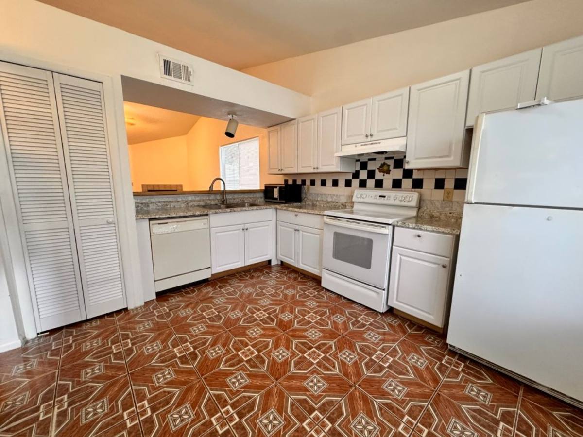516 Aquatic Dr, Atlantic Beach, FL 32233 - Townhouse for Rent - Image 4