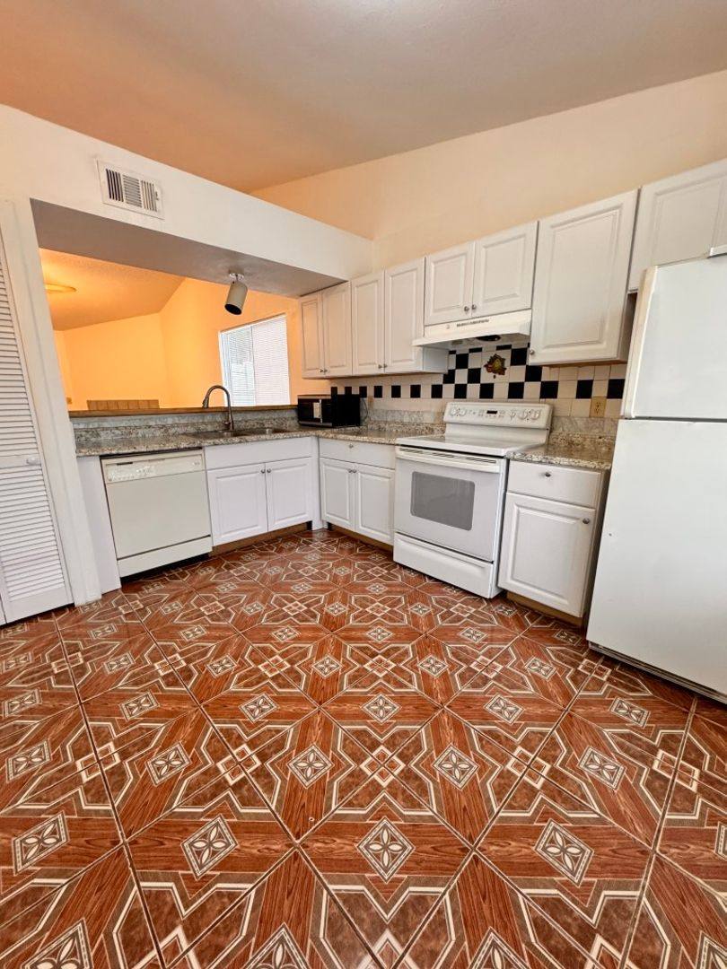 516 Aquatic Dr, Atlantic Beach, FL 32233 - Townhouse for Rent - Image 5