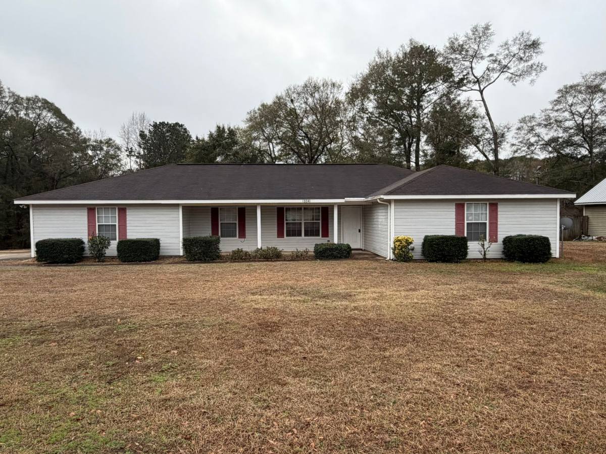 House for rent at 304 Lakeside Dr, Enterprise, AL 36330
