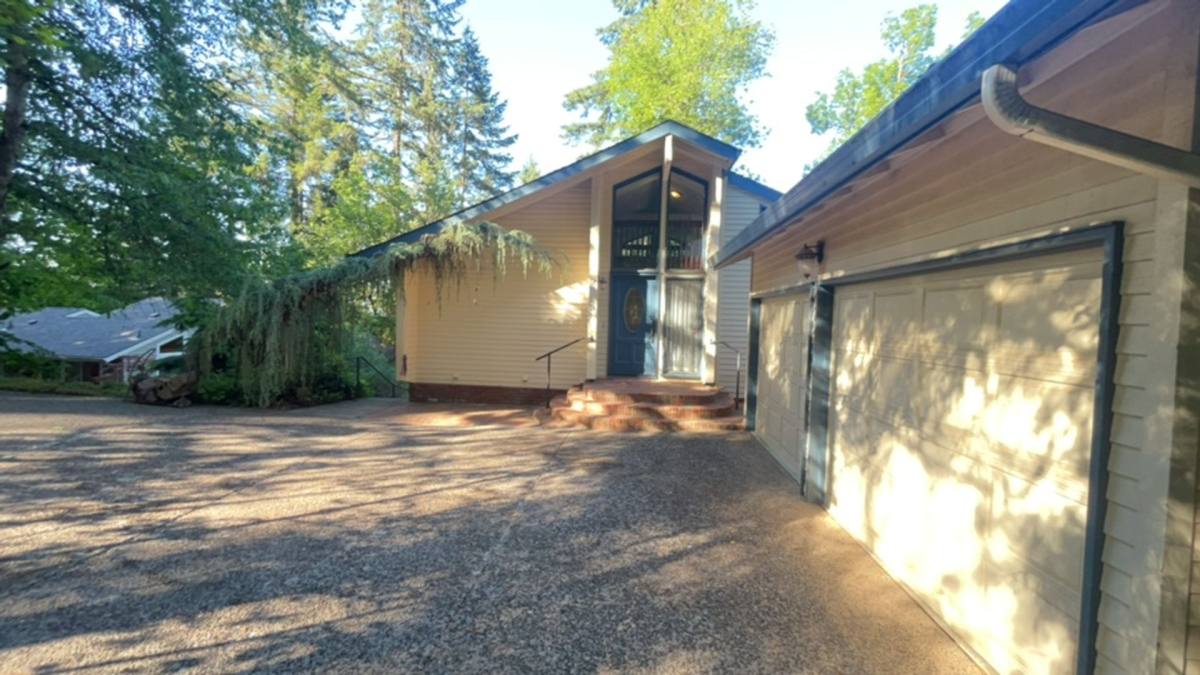 House for rent at 2746 Timberline Dr, Eugene, OR 97405