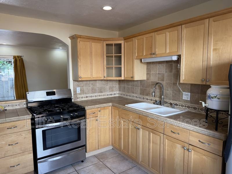 162 Glover Ave #B-1, Chula Vista, CA 91910 - Townhouse for Rent - Image 2