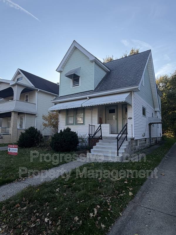 3800 W 132nd St, Upstairs Unit, Cleveland, OH 44111 - House for Rent