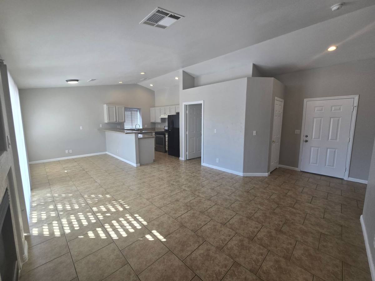 166 Skytop Dr, Henderson, NV 89015 - House for Rent - Image 4