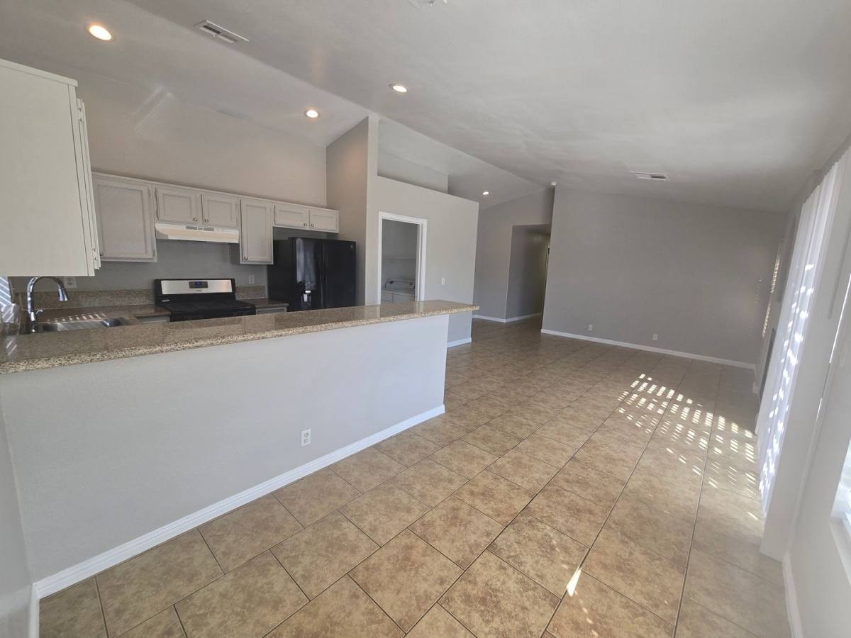 166 Skytop Dr, Henderson, NV 89015 - House for Rent - Image 2