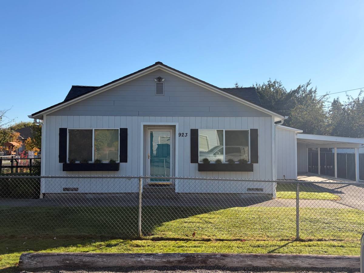 House for rent at 923 16th St SW, Puyallup, WA 98371