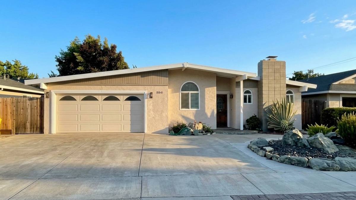 House for rent at 6941 Cumberland Dr, Huntington Beach, CA 92647